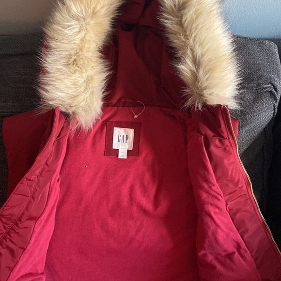 Red Gap hooded puffer vest with detachable faux fur - Picture 8 of 9